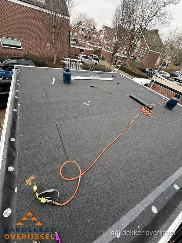 Afgewerkte dakrenovatie met bitumen op plat dak in Overijssel