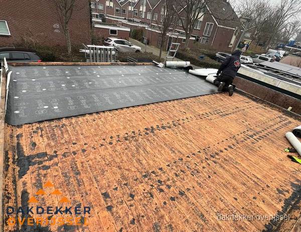 Dakdekker legt onderlaag op plat dak met houten constructie in Overijssel Dakdekker legt onderlaag op plat dak met houten constructie in Overijssel