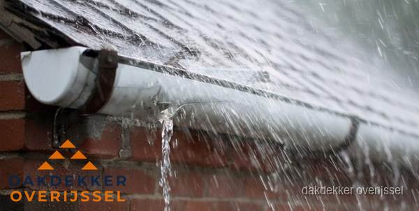 Lekkende dakgoot tijdens regenval in Overijssel