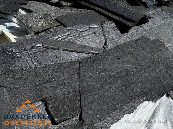 Verwijderd oud bitumen dakleer klaar voor vervanging in Overijssel