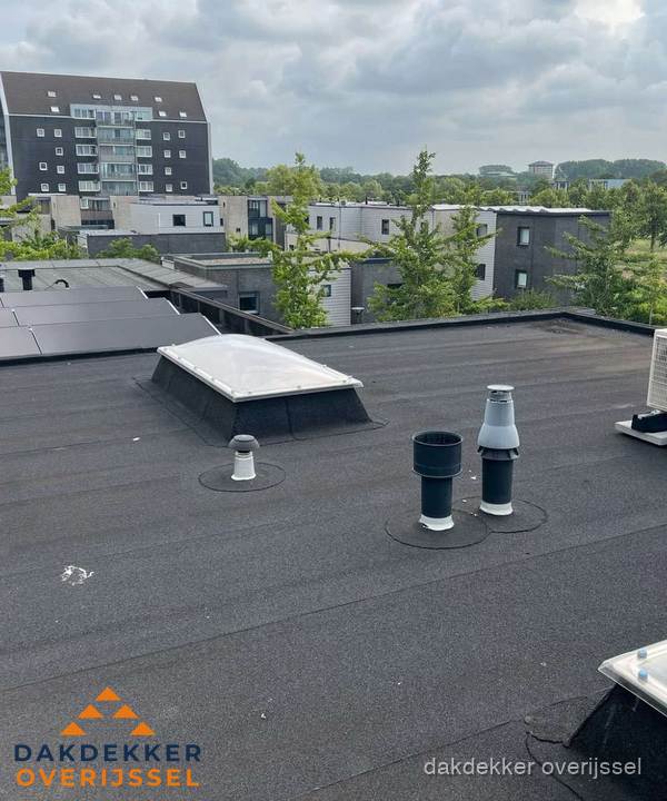 Groot plat dak met lichtkoepel en dakdoorvoeren in Overijssel Groot plat dak met lichtkoepel en dakdoorvoeren in Overijssel