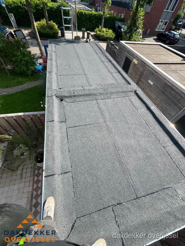 Bitumen plat dak rijtjeswoning vanuit dakdekker perspectief in Overijssel