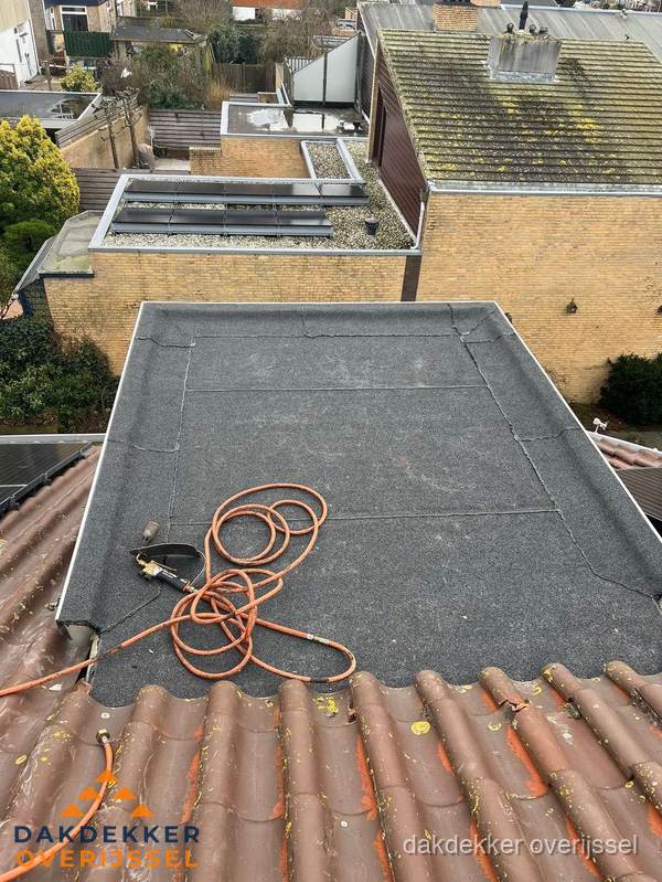 Reparatie aansluiting plat dak en schuin dak in Overijssel Reparatie aansluiting plat dak en schuin dak in Overijssel
