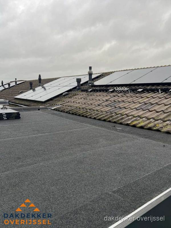 Bitumen dakbedekking op plat dak met aansluitend pannendak en zonnepanelen in Overijssel Bitumen dakbedekking op plat dak met aansluitend pannendak en zonnepanelen in Overijssel