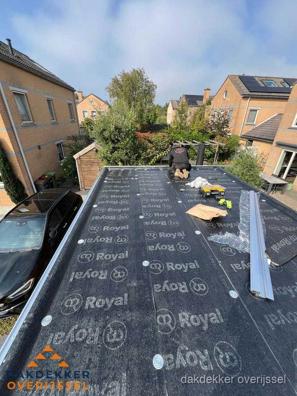 Nieuwe Royal bitumen dakbedekking op plat dak van aanbouw in Overijssel