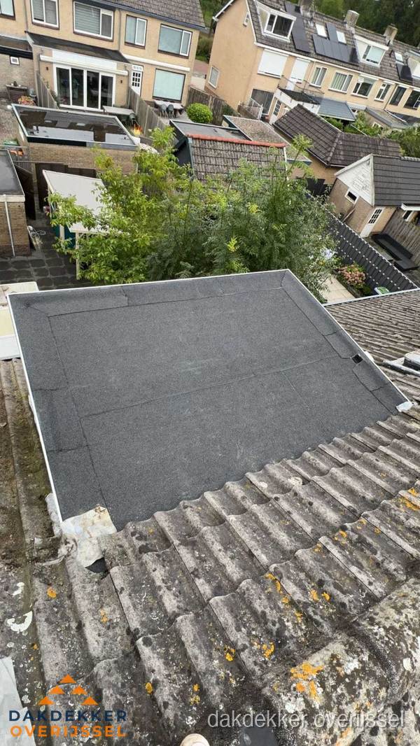 Plat dak aanbouw met bitumen dakbedekking in woonwijk Overijssel