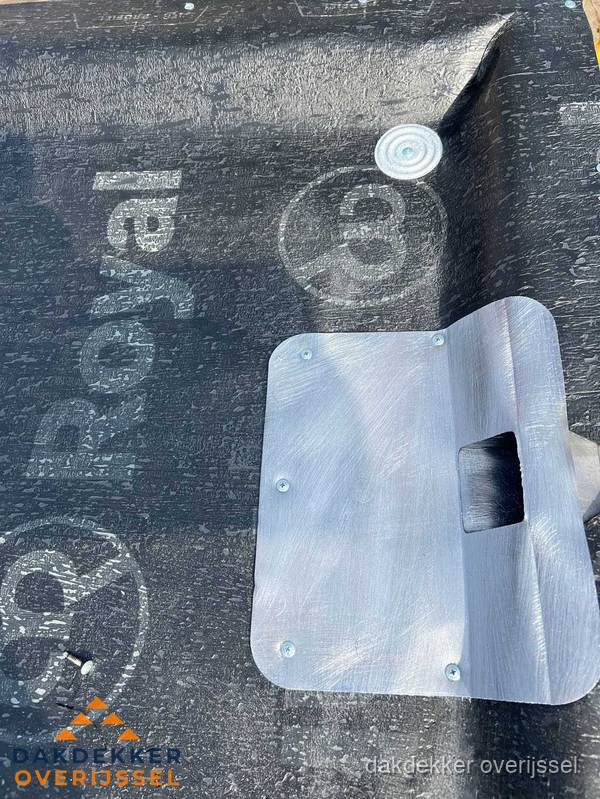 Dakgoot aansluiting op bitumen dak in Overijssel