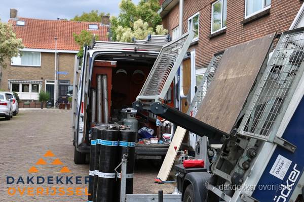 Dakdekkersbusje met materiaal en ladderlift voor dakpannen vervangen in Overijssel