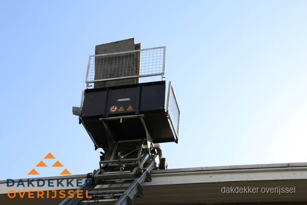 Dakdekkerslift voor materiaal transport bij dakwerkzaamheden in Overijssel