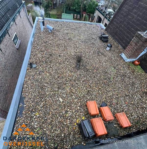 Plat dak met grindballast en dakdoorvoeren in Overijssel