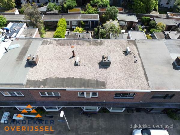Plat dak met grindballast en dakdoorvoeren in Overijssel