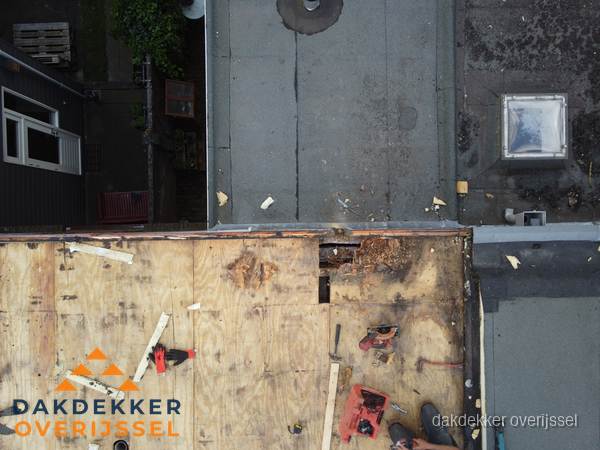 Dakschade en renovatie plat dak vanuit de lucht in Overijssel