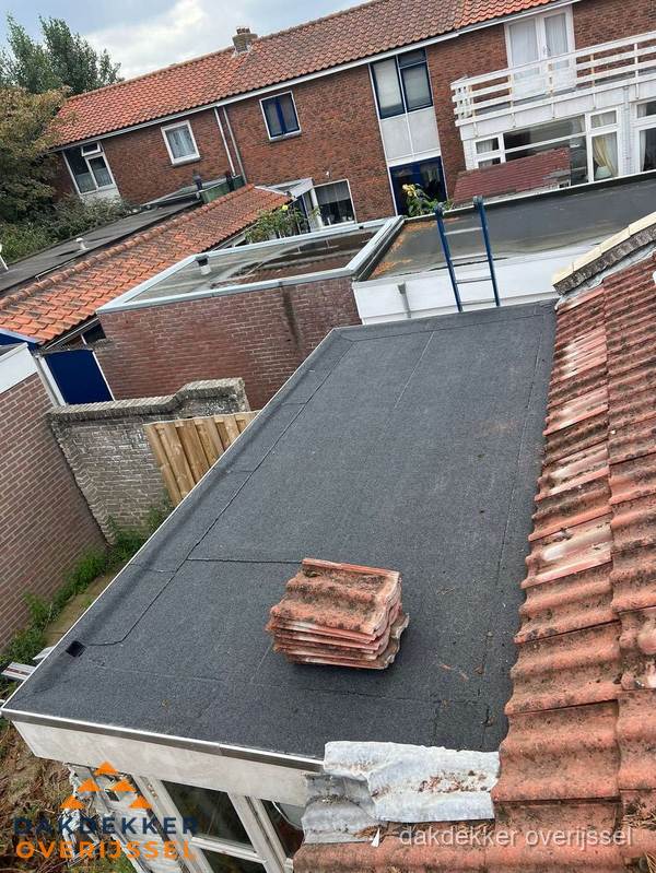 Aanbouw plat dak met reservepannen voor dakpannen vervangen in Overijssel