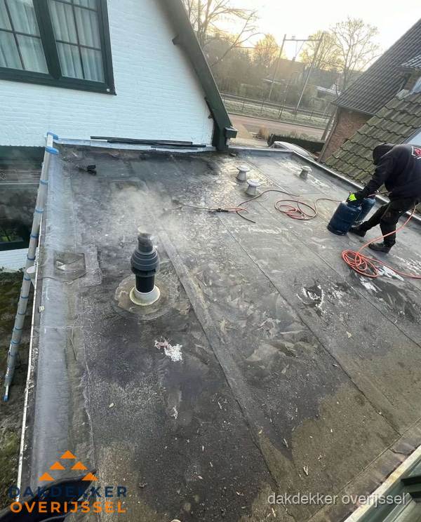 Dakdekker verhelpt daklekkage op plat dak in Overijssel
