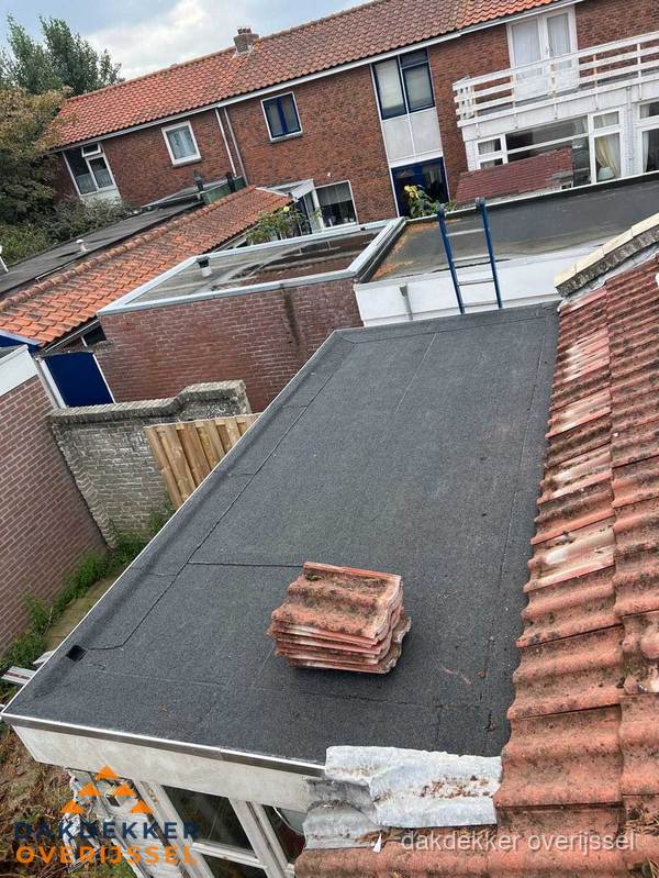 Plat dak aanbouw met bitumen naast schuin pannendak in Overijssel Plat dak aanbouw met bitumen naast schuin pannendak in Overijssel