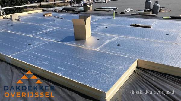 PIR isolatieplaten worden gelegd op plat dak voor dakisolatie in Overijssel