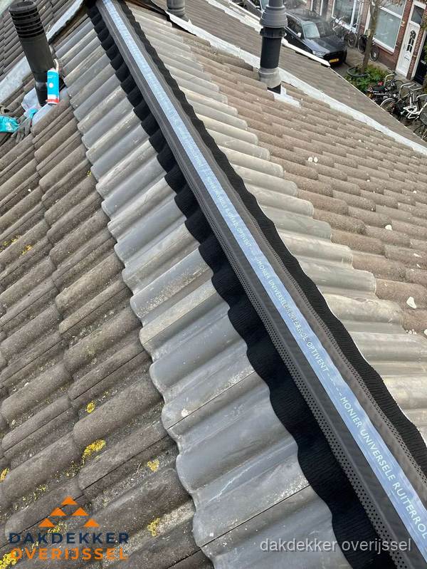 Nokvorst met Monier ventilatie op schuin pannendak in Overijssel