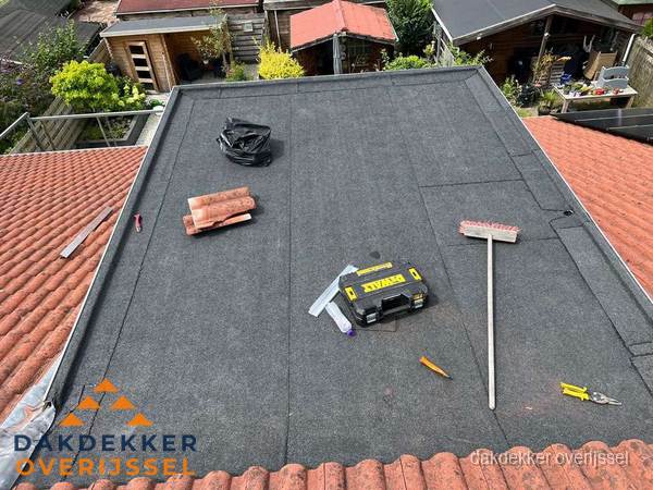 Gereedschap op nieuw plat dak na renovatie in Overijssel