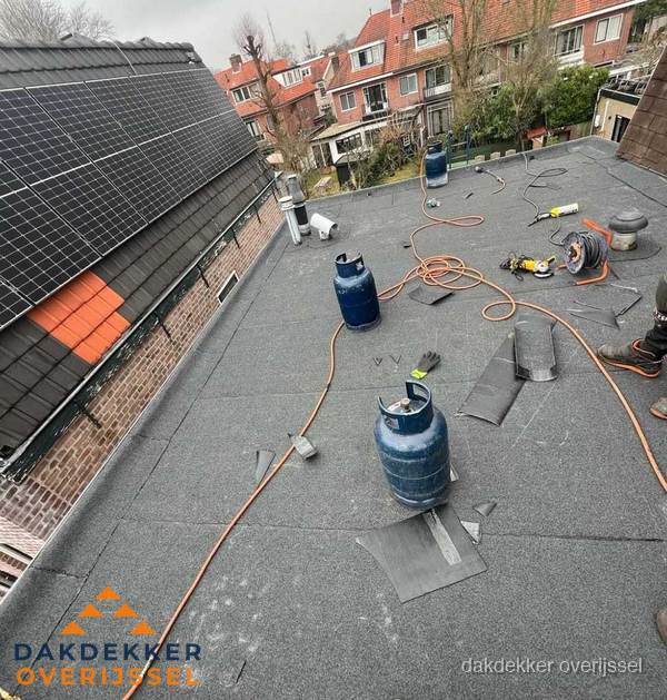 Daklekkage repareren met brandgereedschap op plat dak in Overijssel