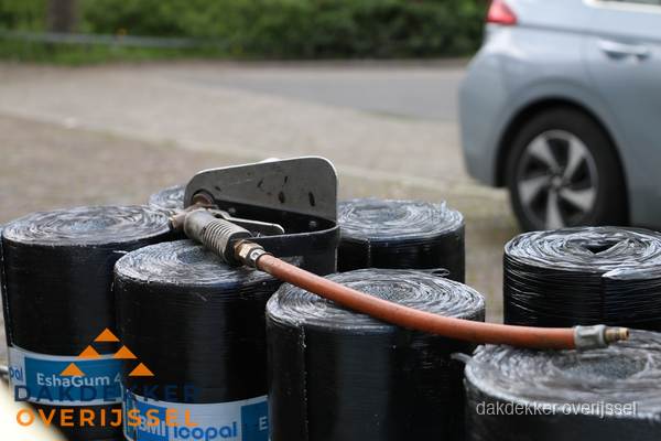 Rollen bitumen dakbedekking EshaGum klaar voor installatie in Overijssel