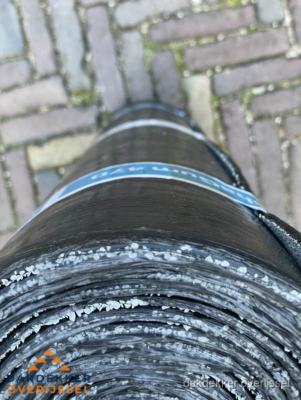 Rol bitumen dakleer met leislag voor plat dak in Overijssel