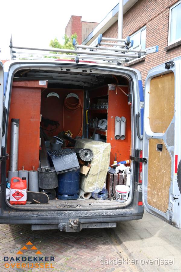 Bedrijfsbus van dakdekker met gereedschap en materialen in Overijssel