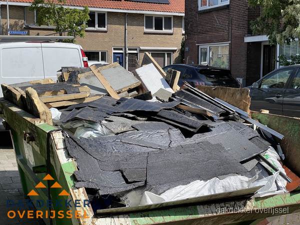 Afvalcontainer met gesloopt dakmateriaal tijdens dakkapel renovatie in Overijssel