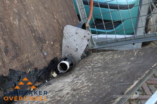 Dakdekkers gasbrander voor bitumen werkzaamheden in Overijssel