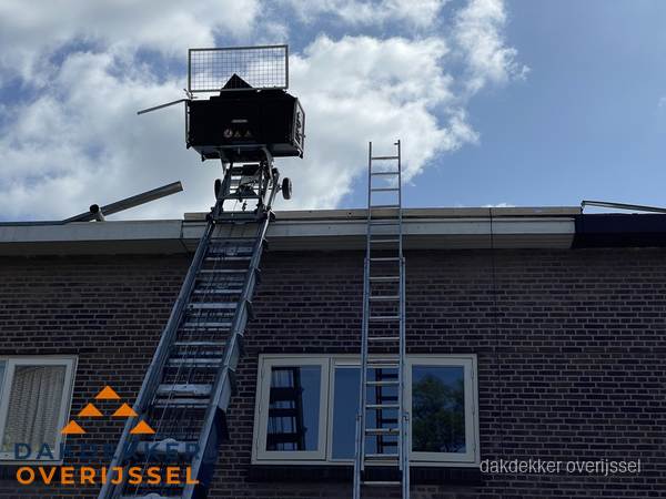 Ladderlift en ladder bij woning voor dakinspectie in Overijssel Ladderlift en ladder bij woning voor dakinspectie in Overijssel