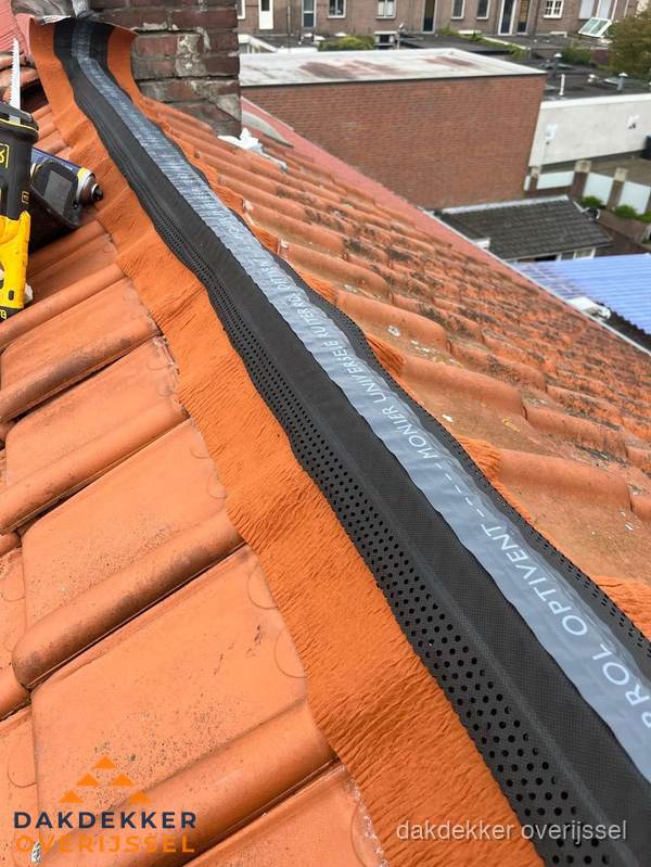 Nokventilatie installeren op hellend pannendak in Overijssel Nokventilatie installeren op hellend pannendak in Overijssel