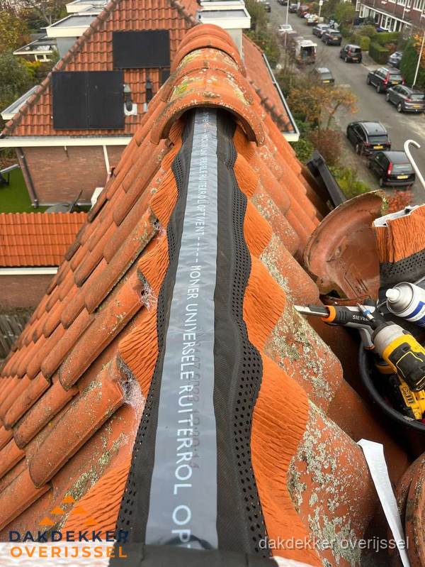 Dakdekker vervangt nokvorst met ruiterrol op pannendak in Overijssel Dakdekker vervangt nokvorst met ruiterrol op pannendak in Overijssel
