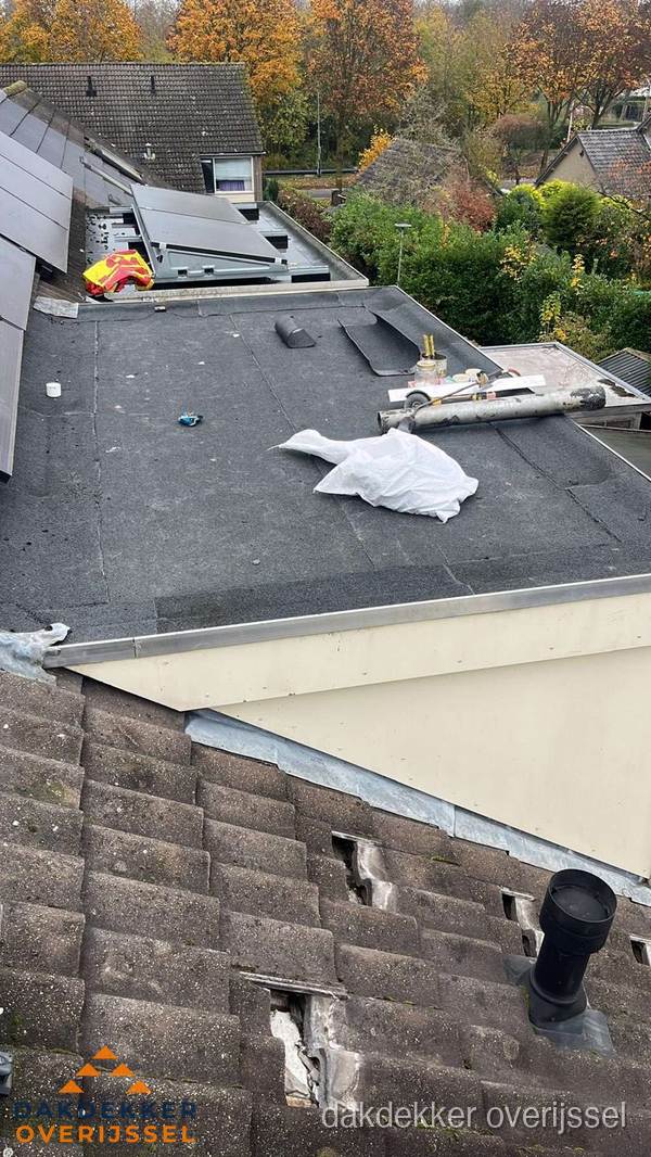 Beschadigde dakbedekking op plat dak voor reparatie in Overijssel