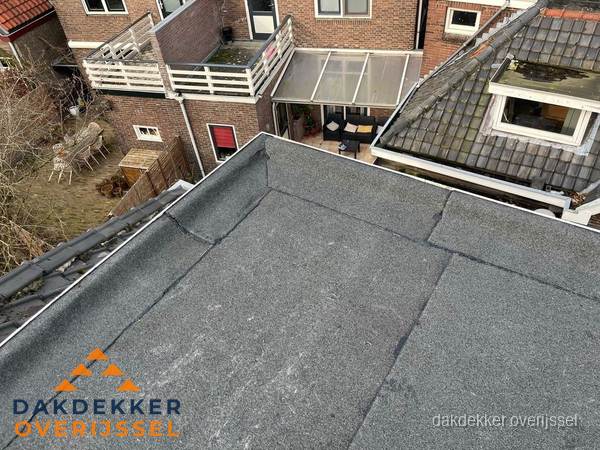 Overzicht plat dak met dakgoot in woonwijk Overijssel