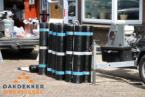 Rollen bitumen dakbedekking klaar voor daklekkage reparatie in Overijssel