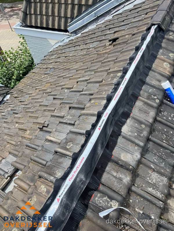 Nokvorst renovatie met Koramic nokrol op schuin pannendak in Overijssel