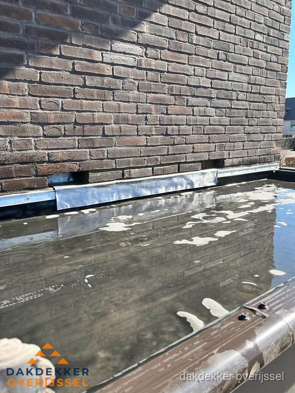 Stilstaand water op plat dak door slechte afwatering in Overijssel