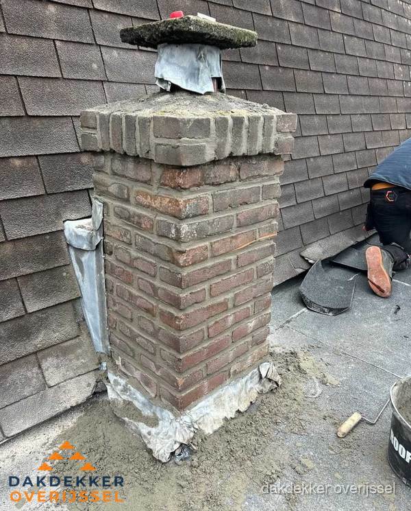Schoorsteen reparatie met lood en voegwerk op leien dak in Overijssel