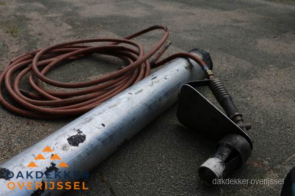 Dakdekker gasbrander en gereedschap voor spoedklus in Overijssel