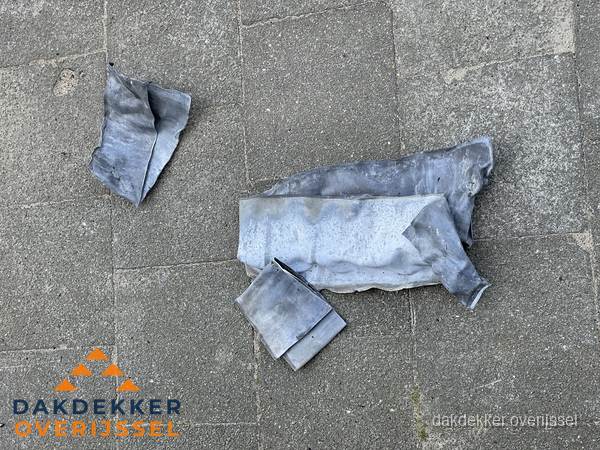 Oude verwijderde loodslabben na vervanging in Overijssel
