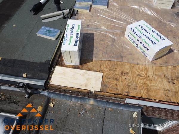 Plat dak isolatie met Kingspan isolatieplaten tijdens renovatie in Overijssel