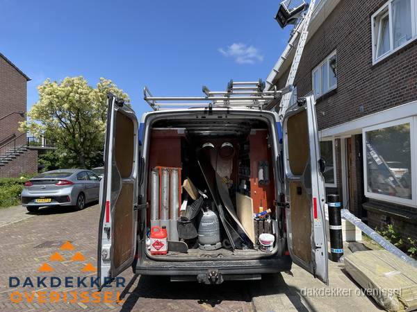 Spoed dakdekker bus met gereedschap en ladder bij woning in Overijssel