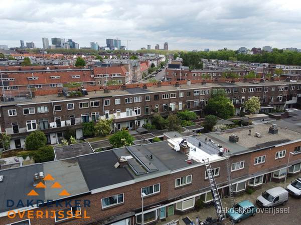 Spoed dakdekker aan het werk op plat dak in woonwijk Overijssel
