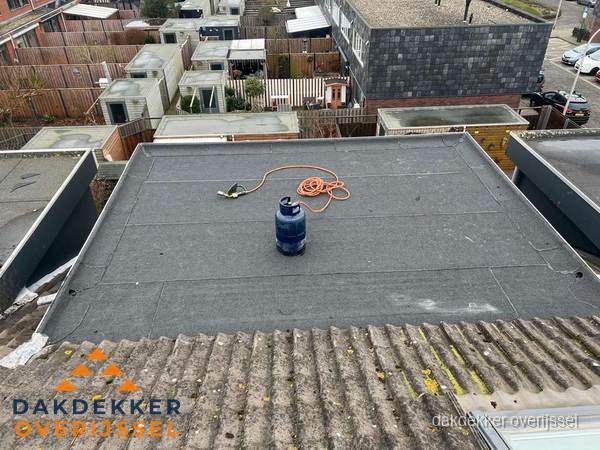 Plat dak met nieuwe bitumen dakbedekking en brandgereedschap in Overijssel Plat dak met nieuwe bitumen dakbedekking en brandgereedschap in Overijssel