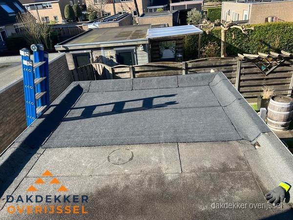 Dakdekker bij bitumen plat dak renovatie in Overijssel