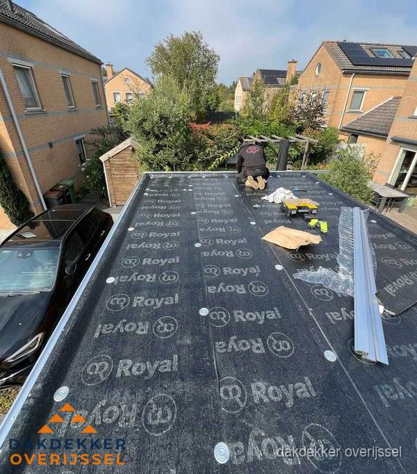 Dakdekker aan het werk op plat dak renovatie in Overijssel