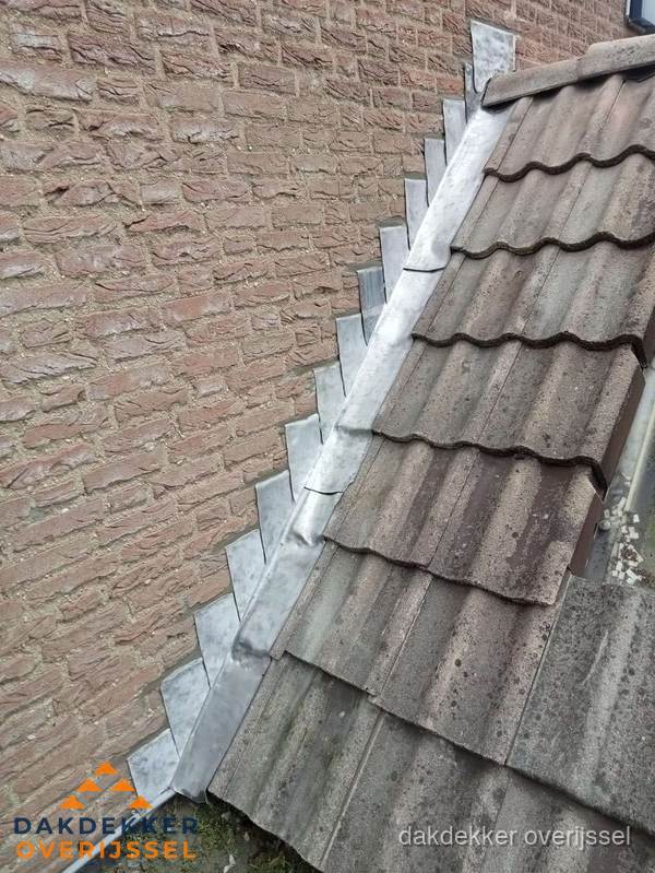Loodslabben langs dakaansluiting bij bakstenen muur in Overijssel