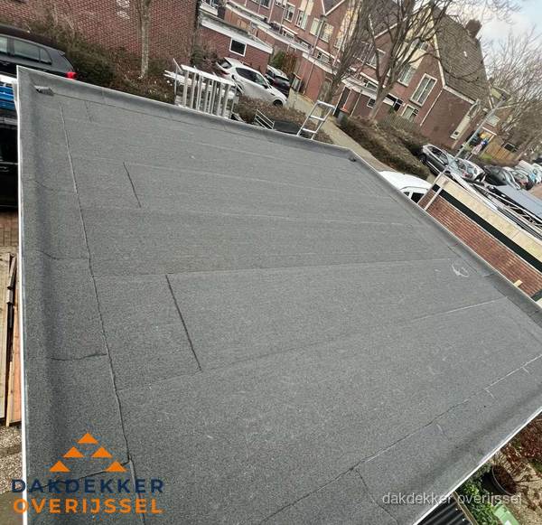 Nieuwe bitumen dakbedekking op plat dak van garage in Overijssel Nieuwe bitumen dakbedekking op plat dak van garage in Overijssel