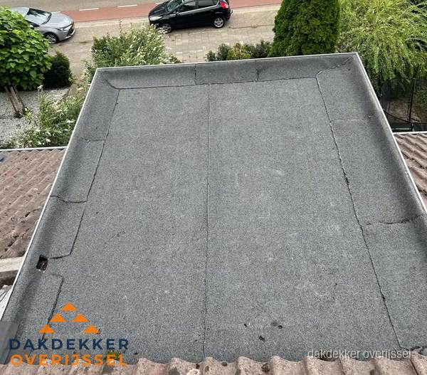 Nieuw aangebrachte bitumen dakbedekking op plat dak in Overijssel