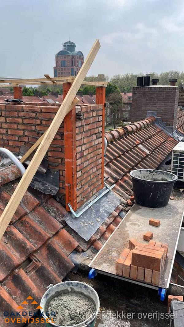 Schoorsteen renovatie met metselwerk op schuin dak in Overijssel