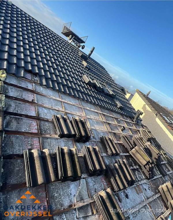 Schuin dak renovatie met nieuwe dakpannen in Overijssel